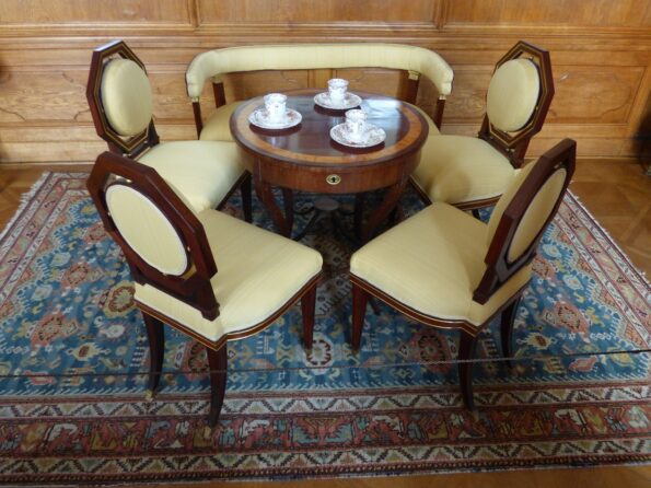 Best 08 Round Wooden Dining Tables For Cozy Meals 8 Table And Chair Sets